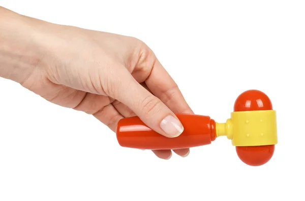 Martelo de brinquedo de plástico vermelho, ferramenta de jogo de oficina infantil na mão. Isolado sobre fundo branco — Fotografia de Stock