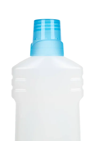 Witte plastic fles voor vloeibaar wasmiddel of reinigen van agent of bleekmiddel. Geïsoleerd op een witte achtergrond. De helft van de fles. Blauwe cap — Stockfoto
