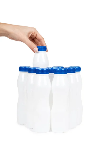 ドリンク ヨーグルトや牛乳の手で白いプラスチック ボトル。白い背景上に分離。コンテナー商品テンプレート — ストック写真