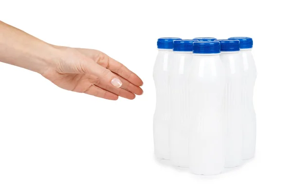 Botella de plástico blanco con yogur de bebida o leche con mano. Aislado sobre fondo blanco. Plantilla de mercancía de contenedor — Foto de Stock