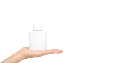 Bir şişe beyaz arka plan üzerinde izole el erkeklerde tıraş losyonu için şablon. Sağlık kavramı. kopyalama alanı şablonu