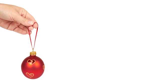 Decoración de Navidad, bola roja de cristal en mano aislada sobre fondo blanco. Objeto de Año Nuevo. copiar espacio, plantilla — Foto de Stock