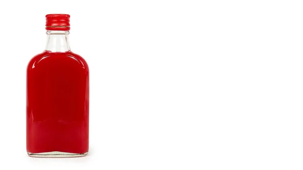 Bouteille en verre avec teinture rouge isolée sur fond blanc. Problème d'alcool. espace de copie, modèle — Photo