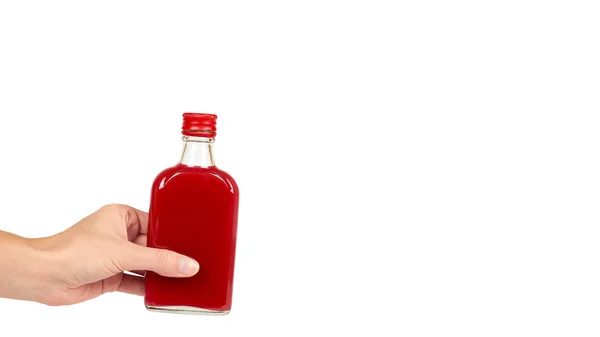 Garrafa de vidro com tintura vermelha na mão isolada sobre fundo branco. Problema do álcool. espaço de cópia, modelo — Fotografia de Stock
