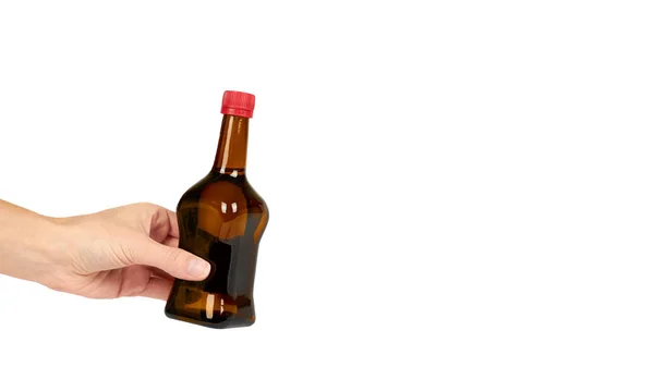 Botella de vidrio con salsa de soja en mano aislada sobre fondo blanco. Comida asiática. copiar espacio, plantilla — Foto de Stock