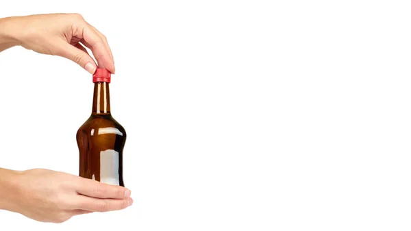 Glazen flesje met sojasaus in hand geïsoleerd op een witte achtergrond. Aziatisch eten. kopiëren van ruimte, sjabloon — Stockfoto