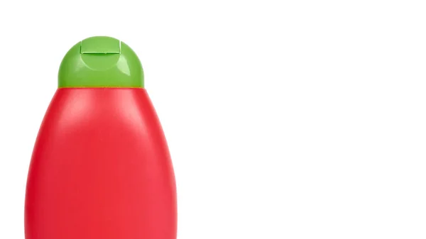 Frasco de plástico vermelho para shampoo isolado no fundo branco. Idéia de higiene e limpeza. espaço de cópia, modelo — Fotografia de Stock