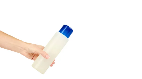 Weiße Shampooflasche aus Kunststoff mit blauem Verschluss in der Hand, isoliert auf weißem Hintergrund. Gel-Spender für Haarpflege. Behälter mit Körperlotion. Kopierraum, Vorlage. — Stockfoto