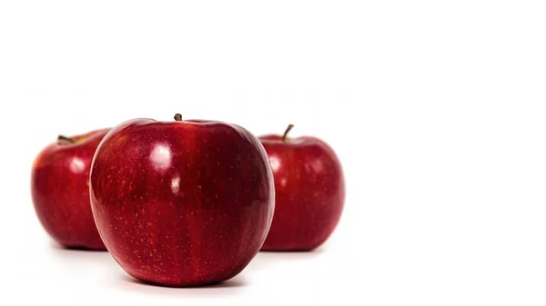 Яблочные фрукты крупным планом выделены на белом фоне. скопировать пространство, шаблон . — стоковое фото