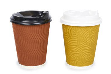 Kahve termo Kupası'nda çıkar. Beyaz bir arka plan üzerinde izole. Tek kullanımlık konteyner, sıcak içecek