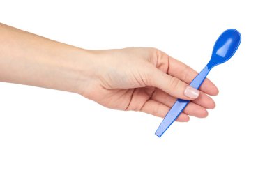 Mavi bebek plastik kaşık el ile. Beyaz arka plan üzerinde izole. Çocuklar gıda malzemesi/gereci