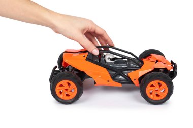 RC model ralli, kapalı yol arabası elinde. Beyaz arka plan üzerinde neşe ve eğlence spor izole