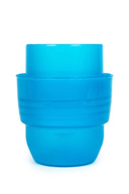 Mavi plastik tıpa ve ölçü kabı. Beyaz arka plan üzerinde izole