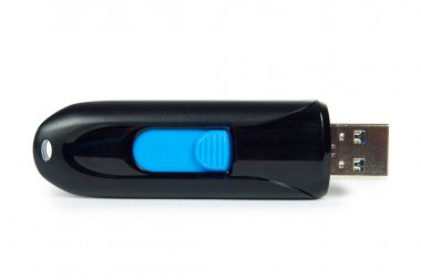 USB bellek sopa elinde. Beyaz arka plan üzerinde izole. Veri aktarımı, dijital sürücü, yedekleme ve güvenli