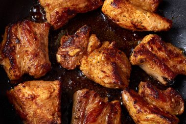 Otlar ile sulu kavrulmuş et. Barbekü ve ızgara gıda