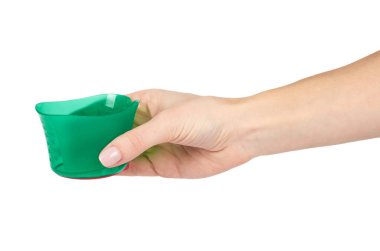 Beyaz arka plan üzerinde izole el ile sıvı deterjan için ölçüm fincan