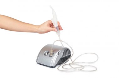 Nebulizatör cihazı aygıt, aile kullanım için solunum tedavisi. Beyaz arka plan üzerinde izole