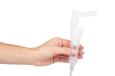 Nebulizatör cihazı aygıt, aile kullanım için solunum tedavisi. Beyaz arka plan üzerinde izole