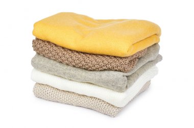 Beyaz arka plan üzerinde izole foldet bez yığını 