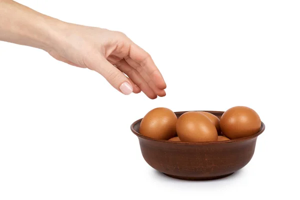 Huevos orgánicos de pollo marrón en tazón de barro en mano. Aislado sobre fondo blanco. Reserva nutritiva y proteica — Foto de Stock