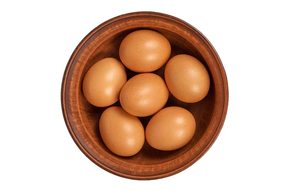 Huevos orgánicos de pollo marrón en tazón de barro. Aislado sobre fondo blanco. Reserva nutritiva y proteica — Foto de Stock