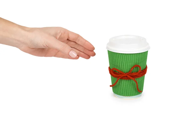 Einweg-Kaffeetasse aus Wellpappe mit rotem Band in der Hand. isoliert auf weißem Hintergrund. Verpackungsvorlage-Attrappe — Stockfoto