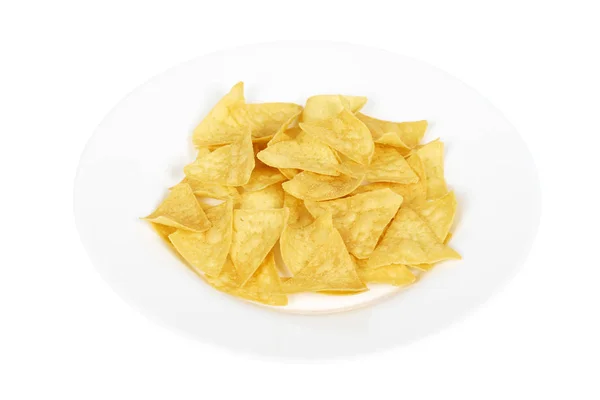 Batatas fritas de milho, nachos triangulares no prato. Isolado em fundo branco. Fast food lanche, tortilla mexiacan — Fotografia de Stock
