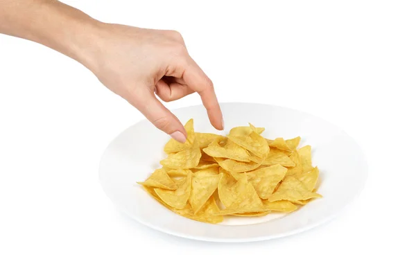 Majschips, triangel nachos på tallrik i hand. Isolerade på vit bakgrund. Fast food mellanmål, mexiacan tortilla — Stockfoto