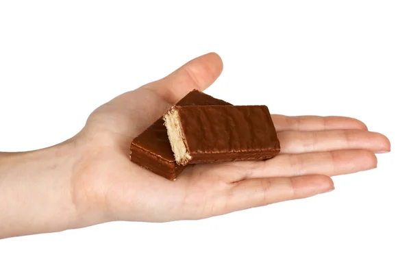 Läcker chokladkaka med rånet i hand. Isolerade på vit bakgrund. Mjölkaktig våffla, krispig och söta mellanmål — Stockfoto