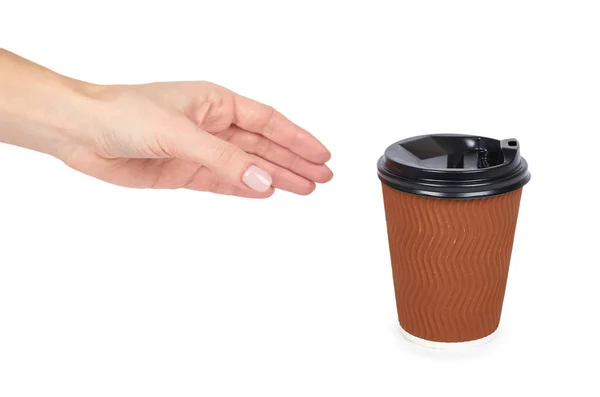 Saque el café en la taza termo con la mano. Aislado sobre un fondo blanco. Recipiente desechable, bebida caliente — Foto de Stock