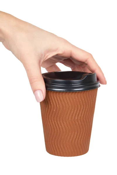 Saque el café en la taza termo con la mano. Aislado sobre un fondo blanco. Recipiente desechable, bebida caliente — Foto de Stock