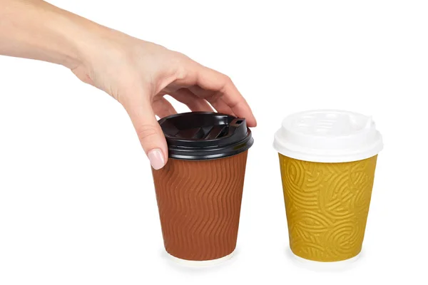 Saque el café en la taza termo con la mano. Aislado sobre un fondo blanco. Recipiente desechable, bebida caliente — Foto de Stock