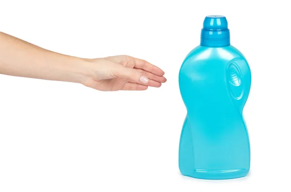 Frasco de detergente líquido de plástico azul com a mão. Isolado em fundo branco. Recipiente de lavandaria, modelo de mercadoria — Fotografia de Stock