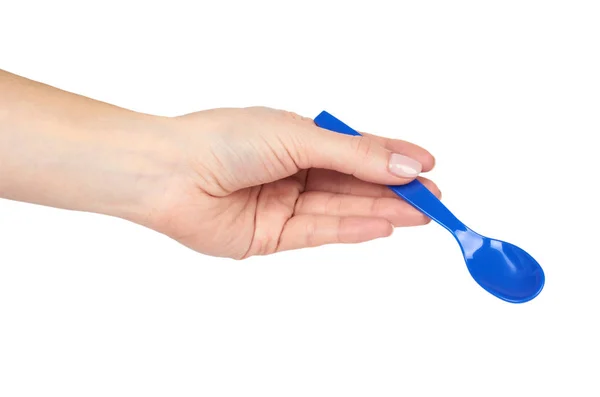 Cuchara de plástico azul con la mano. Aislado sobre fondo blanco. utensilio de comida para niños —  Fotos de Stock