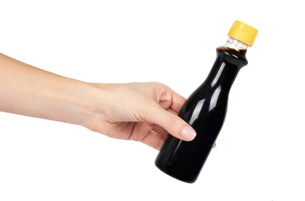 Μπουκάλι από σκούρο σάλτσα σόγιας ή βαλσαμικό σάλτσα με το χέρι. Απομονωμένα σε λευκό φόντο. Κίτρινο καπάκι, ασιατικές τρόφιμα, Ιαπωνικά οργανικά καρυκεύματα — Φωτογραφία Αρχείου