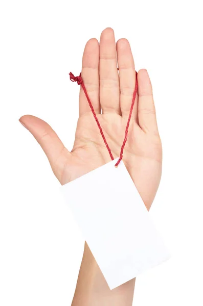 Töm prislapp med rött snöre i hand, isolerad på vit bakgrund — Stockfoto