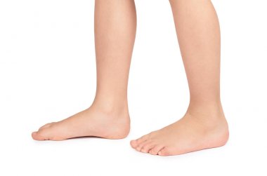 Güzel bir çocuk bacak, ayak, beyaz arka plan üzerinde izole hızlı büyüyen