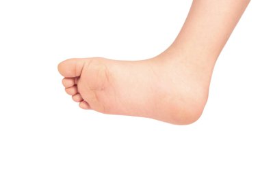 Güzel bir çocuk bacak, ayak, beyaz arka plan üzerinde izole hızlı büyüyen