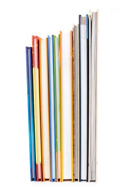 Beyaz arka plan üzerinde izole yığın kitaplarda farklı renkler