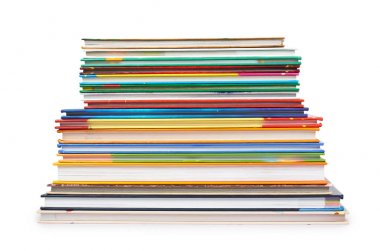 Beyaz arka plan üzerinde izole yığın kitaplarda farklı renkler