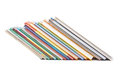 Beyaz arka plan üzerinde izole yığın kitaplarda farklı renkler