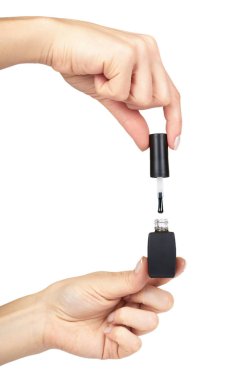 Siyah oje şişesi üzerinde beyaz arka plan izole el ile