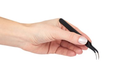 Beyaz arka plan üzerinde izole el ile siyah makyaj cımbız