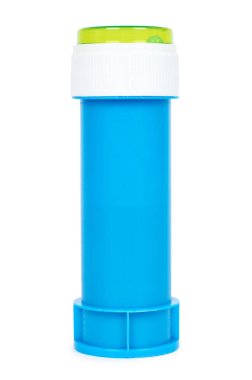 Beyaz arka plan üzerinde izole mavi sabun köpüğü şişe