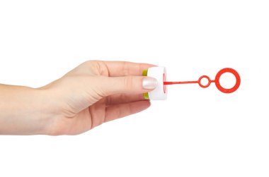 Mavi sabun köpüğü şişe beyaz arka plan üzerinde izole el ile