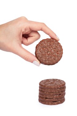 Beyaz arka plan üzerinde izole el ile krem çikolata kurabiye