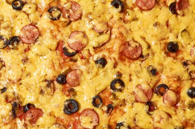 sosis ve zeytin arka plan ile ev yapımı pizza