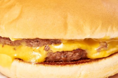 Taze lezzetli burger peynir arka plan ile. Fast food çizburger