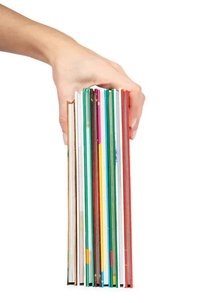 Beyaz arka plan üzerinde izole el ile yığın kitaplarda farklı renkler — Stok fotoğraf
