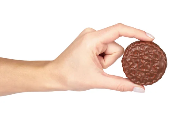 Biscoitos de chocolate com creme com a mão isolada no fundo branco — Fotografia de Stock